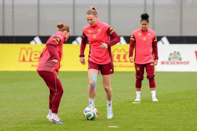 12.04.2026, xgrfx, Fussball DFB-Medientermine, Deutsche Frauennationalmannschaft - Training v.l. Lisanne Gräwe, Sarai Linder, Shekiera Martinez (Deutsche Frauennationalmannschaft) (DFL DFB REGULATIONS PROHIBIT ANY USE OF PHOTOGRAPHS as IMAGE SEQUENCES and or QUASI-VIDEO) Herzogenaurach