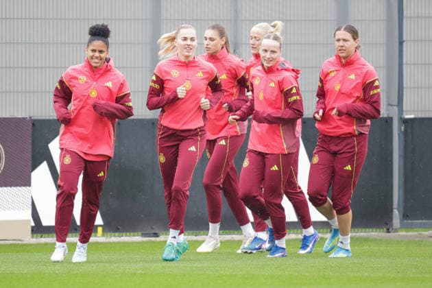12.04.2026, xgrfx, Fussball DFB-Medientermine, Deutsche Frauennationalmannschaft - Training v.l. Shekiera Martinez, Laura Freigang, Franziska Kett, Larissa Mühlhaus (Deutsche Frauennationalmannschaft) (DFL DFB REGULATIONS PROHIBIT ANY USE OF PHOTOGRAPHS as IMAGE SEQUENCES and or QUASI-VIDEO) Herzogenaurach *** 12 04 2026, xgrfx, Football DFB Media Dates, German Womens National Team Training f l Shekiera Martinez, Laura Freigang, Franziska Kett, Larissa Mühlhaus German Womens National Team DFL DFB REGULATIONS PROHIBIT ANY USE OF PHOTOGRAPHS as IMAGE SEQUENCES and or QUASI VIDEO Herzogenaurach