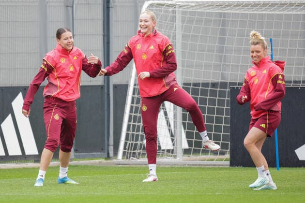 12.04.2026, xgrfx, Fussball DFB-Medientermine, Deutsche Frauennationalmannschaft - Training v.l. Larissa Mühlhaus, Camilla Küver, Linda Dallmann (Deutsche Frauennationalmannschaft) (DFL DFB REGULATIONS PROHIBIT ANY USE OF PHOTOGRAPHS as IMAGE SEQUENCES and or QUASI-VIDEO) Herzogenaurach