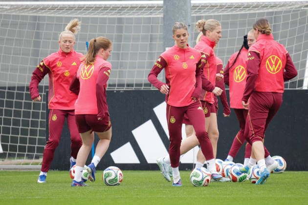 12.04.2026, xgrfx, Fussball DFB-Medientermine, Deutsche Frauennationalmannschaft - Training v.l. Lea Schüller, Sjoeke Nüsken, Selina Cerci (Deutsche Frauennationalmannschaft) (DFL DFB REGULATIONS PROHIBIT ANY USE OF PHOTOGRAPHS as IMAGE SEQUENCES and or QUASI-VIDEO) Herzogenaurach