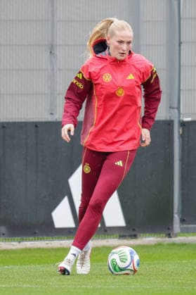 12.04.2026, xgrfx, Fussball DFB-Medientermine, Deutsche Frauennationalmannschaft - Training v.l. Camilla Küver (Deutsche Frauennationalmannschaft) (DFL DFB REGULATIONS PROHIBIT ANY USE OF PHOTOGRAPHS as IMAGE SEQUENCES and or QUASI-VIDEO) Herzogenaurach
