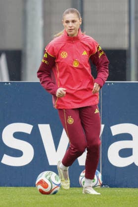 12.04.2026, xgrfx, Fussball DFB-Medientermine, Deutsche Frauennationalmannschaft - Training v.l. Jule Brand (Deutsche Frauennationalmannschaft) (DFL DFB REGULATIONS PROHIBIT ANY USE OF PHOTOGRAPHS as IMAGE SEQUENCES and or QUASI-VIDEO) Herzogenaurach