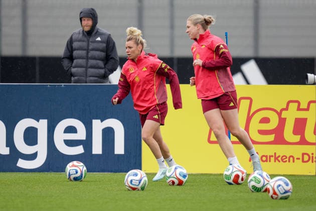 12.04.2026, xgrfx, Fussball DFB-Medientermine, Deutsche Frauennationalmannschaft - Training v.l. Linda Dallmann, Rebecca Knaak (Deutsche Frauennationalmannschaft) (DFL DFB REGULATIONS PROHIBIT ANY USE OF PHOTOGRAPHS as IMAGE SEQUENCES and or QUASI-VIDEO) Herzogenaurach