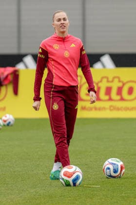 12.04.2026, xgrfx, Fussball DFB-Medientermine, Deutsche Frauennationalmannschaft - Training v.l. Laura Freigang (Deutsche Frauennationalmannschaft) (DFL DFB REGULATIONS PROHIBIT ANY USE OF PHOTOGRAPHS as IMAGE SEQUENCES and or QUASI-VIDEO) Herzogenaurach
