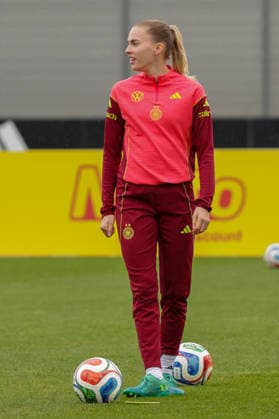 12.04.2026, xgrfx, Fussball DFB-Medientermine, Deutsche Frauennationalmannschaft - Training v.l. Laura Freigang (Deutsche Frauennationalmannschaft) (DFL DFB REGULATIONS PROHIBIT ANY USE OF PHOTOGRAPHS as IMAGE SEQUENCES and or QUASI-VIDEO) Herzogenaurach