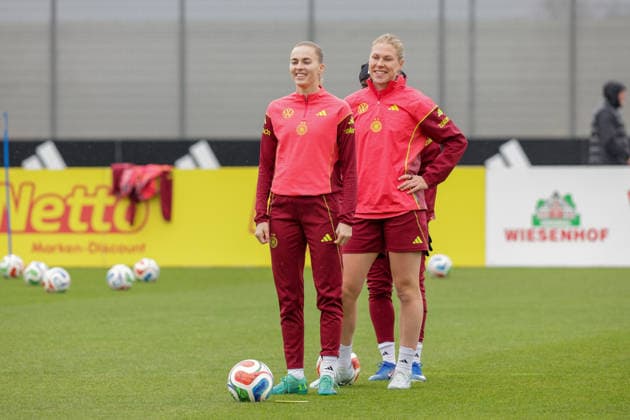 12.04.2026, xgrfx, Fussball DFB-Medientermine, Deutsche Frauennationalmannschaft - Training v.l. Laura Freigang, Rebecca Knaak (Deutsche Frauennationalmannschaft) (DFL DFB REGULATIONS PROHIBIT ANY USE OF PHOTOGRAPHS as IMAGE SEQUENCES and or QUASI-VIDEO) Herzogenaurach