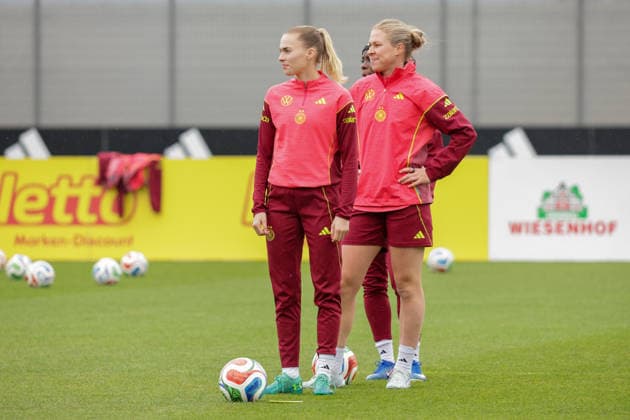 12.04.2026, xgrfx, Fussball DFB-Medientermine, Deutsche Frauennationalmannschaft - Training v.l. Laura Freigang, Rebecca Knaak (Deutsche Frauennationalmannschaft) (DFL DFB REGULATIONS PROHIBIT ANY USE OF PHOTOGRAPHS as IMAGE SEQUENCES and or QUASI-VIDEO) Herzogenaurach