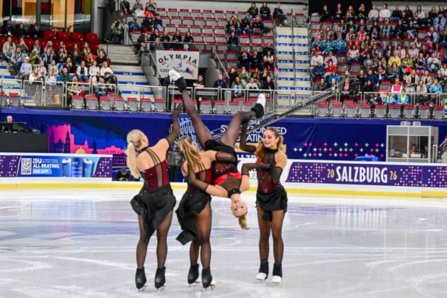 Synchronized Skating - SYNCHRO9 Team Finland (FIN) also Demo für Olympia bei der ISU Weltmeisterschaft im Synchroneiskunstlauf am 11.04.2026 in Salzburg, Salzburg, Österreich Salzburg Salzburgarena Salzburg Österreich *** Synchronized Skating SYNCHRO9 Team Finland FIN also demo for Olympia at the ISU World Synchronized Figure Skating Championships on 11 04 2026 in Salzburg, Salzburg, Austria Salzburg Salzburgarena Salzburg Austria