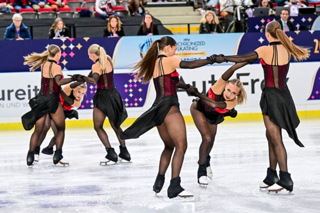 Synchronized Skating - SYNCHRO9 Team Finland (FIN) also Demo für Olympia bei der ISU Weltmeisterschaft im Synchroneiskunstlauf am 11.04.2026 in Salzburg, Salzburg, Österreich Salzburg Salzburgarena Salzburg Österreich *** Synchronized Skating SYNCHRO9 Team Finland FIN also demo for Olympia at the ISU World Synchronized Figure Skating Championships on 11 04 2026 in Salzburg, Salzburg, Austria Salzburg Salzburgarena Salzburg Austria