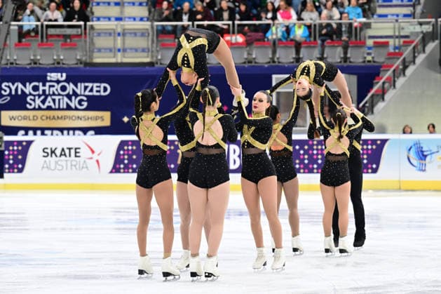 Synchronized Skating - SYNCHRO9 Team United States of Ameria (USA) also Demo für Olympia bei der ISU Weltmeisterschaft im Synchroneiskunstlauf am 11.04.2026 in Salzburg, Salzburg, Österreich Salzburg Salzburgarena Salzburg Österreich *** Synchronized Skating SYNCHRO9 Team United States of Ameria USA also demo for Olympia at the ISU World Synchronized Figure Skating Championships on 11 04 2026 in Salzburg, Salzburg, Austria Salzburg Salzburgarena Salzburg Austria