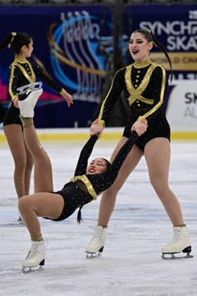 Synchronized Skating - SYNCHRO9 Team United States of Ameria (USA) also Demo für Olympia bei der ISU Weltmeisterschaft im Synchroneiskunstlauf am 11.04.2026 in Salzburg, Salzburg, Österreich Salzburg Salzburgarena Salzburg Österreich *** Synchronized Skating SYNCHRO9 Team United States of Ameria USA also demo for Olympia at the ISU World Synchronized Figure Skating Championships on 11 04 2026 in Salzburg, Salzburg, Austria Salzburg Salzburgarena Salzburg Austria