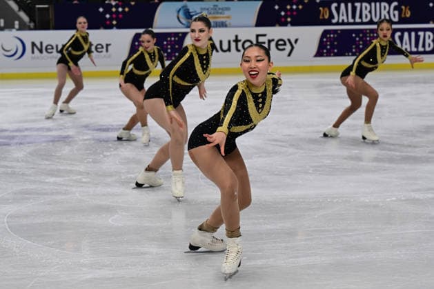 Synchronized Skating - SYNCHRO9 Team United States of Ameria (USA) also Demo für Olympia bei der ISU Weltmeisterschaft im Synchroneiskunstlauf am 11.04.2026 in Salzburg, Salzburg, Österreich Salzburg Salzburgarena Salzburg Österreich *** Synchronized Skating SYNCHRO9 Team United States of Ameria USA also demo for Olympia at the ISU World Synchronized Figure Skating Championships on 11 04 2026 in Salzburg, Salzburg, Austria Salzburg Salzburgarena Salzburg Austria