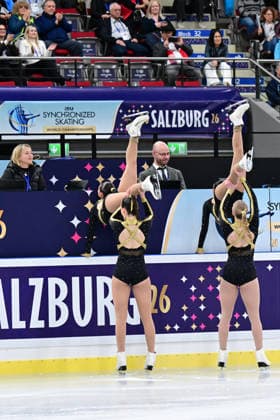 Synchronized Skating - SYNCHRO9 Team United States of Ameria (USA) also Demo für Olympia bei der ISU Weltmeisterschaft im Synchroneiskunstlauf am 11.04.2026 in Salzburg, Salzburg, Österreich Salzburg Salzburgarena Salzburg Österreich *** Synchronized Skating SYNCHRO9 Team United States of Ameria USA also demo for Olympia at the ISU World Synchronized Figure Skating Championships on 11 04 2026 in Salzburg, Salzburg, Austria Salzburg Salzburgarena Salzburg Austria