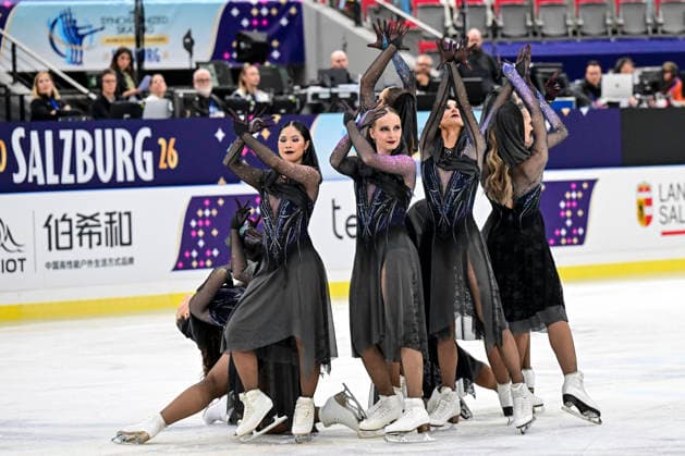 Synchronized Skating - SYNCHRO9 Team Canada (CAN) also Demo für Olympia bei der ISU Weltmeisterschaft im Synchroneiskunstlauf am 11.04.2026 in Salzburg, Salzburg, Österreich Salzburg Salzburgarena Salzburg Österreich *** Synchronized Skating SYNCHRO9 Team Canada CAN also demo for Olympia at the ISU World Synchronized Figure Skating Championships on 11 04 2026 in Salzburg, Salzburg, Austria Salzburg Salzburgarena Salzburg Austria