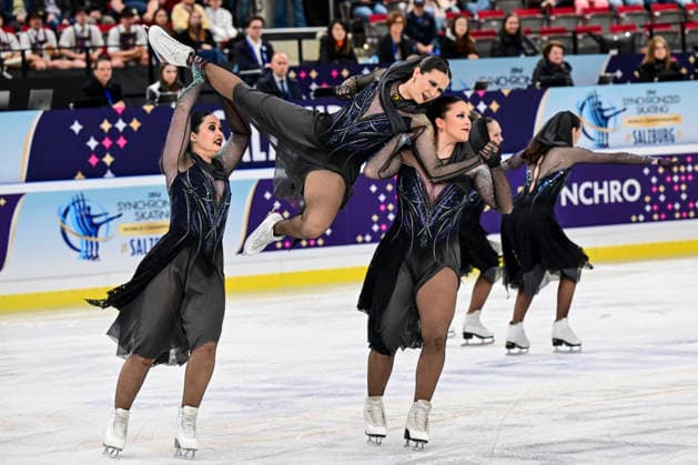 Synchronized Skating - SYNCHRO9 Team Canada (CAN) also Demo für Olympia bei der ISU Weltmeisterschaft im Synchroneiskunstlauf am 11.04.2026 in Salzburg, Salzburg, Österreich Salzburg Salzburgarena Salzburg Österreich *** Synchronized Skating SYNCHRO9 Team Canada CAN also demo for Olympia at the ISU World Synchronized Figure Skating Championships on 11 04 2026 in Salzburg, Salzburg, Austria Salzburg Salzburgarena Salzburg Austria