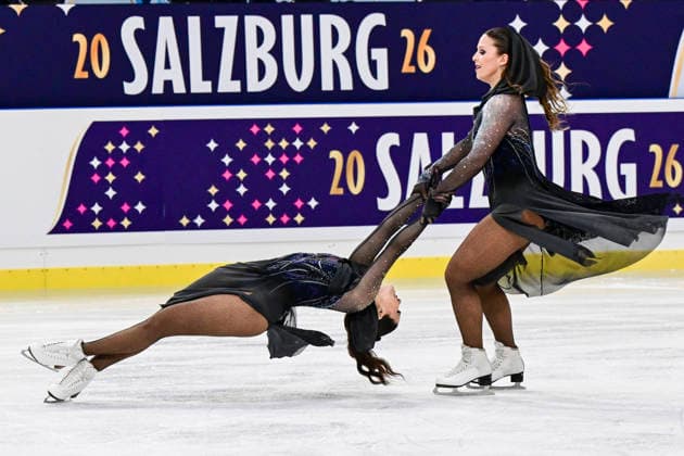 Synchronized Skating - SYNCHRO9 Team Canada (CAN) also Demo für Olympia bei der ISU Weltmeisterschaft im Synchroneiskunstlauf am 11.04.2026 in Salzburg, Salzburg, Österreich Salzburg Salzburgarena Salzburg Österreich *** Synchronized Skating SYNCHRO9 Team Canada CAN also demo for Olympia at the ISU World Synchronized Figure Skating Championships on 11 04 2026 in Salzburg, Salzburg, Austria Salzburg Salzburgarena Salzburg Austria