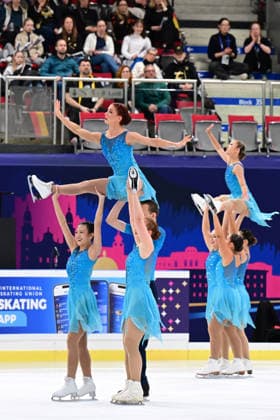Synchronized Skating - Team Unity Australia (AUS) bei der ISU Weltmeisterschaft im Synchroneiskunstlauf am 11.04.2026 in Salzburg, Salzburg, Österreich Salzburg Salzburgarena Salzburg Österreich *** Synchronized Skating Team Unity Australia AUS at the ISU World Synchronized Figure Skating Championships on 11 04 2026 in Salzburg, Salzburg, Austria Salzburg Salzburgarena Salzburg Austria