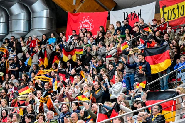 Synchronized Skating - Fans vom Team United Angels Deutschland (GER) bei der ISU Weltmeisterschaft im Synchroneiskunstlauf am 11.04.2026 in Salzburg, Salzburg, Österreich Salzburg Salzburgarena Salzburg Österreich *** Synchronized Skating Fans from Team United Angels Germany GER at the ISU World Synchronized Figure Skating Championships on 11 04 2026 in Salzburg, Salzburg, Austria Salzburg Salzburgarena Salzburg Austria