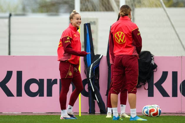 Herzogenaurach, Deutschland, 12. April 2026: Länderspielmaßnahme Vorbereitung auf das Frauen WM-Qualifikationsspiel gegen Österreich - Training in Herzogenaurach Im Bild: v.li. Giulia Gwinn (Deutschland) und Larissa Mühlhaus Muehlhaus (Deutschland) Copyright: HMBxMedia MadeleinexFantini