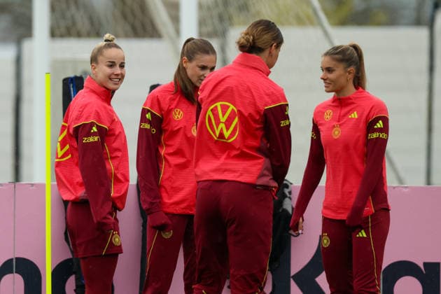 Herzogenaurach, Deutschland, 12. April 2026: Länderspielmaßnahme Vorbereitung auf das Frauen WM-Qualifikationsspiel gegen Österreich - Training in Herzogenaurach Im Bild: v.li. Giulia Gwinn (Deutschland), Jule Brand (Deutschland), Larissa Mühlhaus Muehlhaus (Deutschland) und Selina Cerci (Deutschland) Copyright: HMBxMedia MadeleinexFantini
