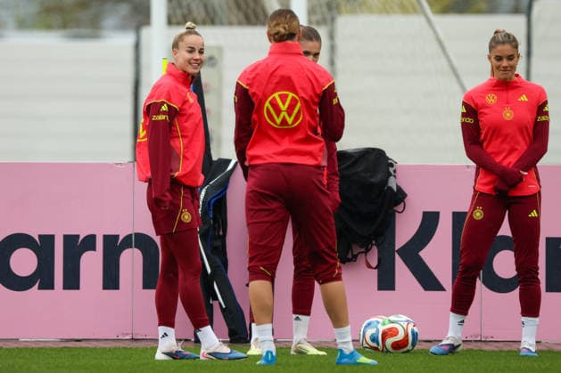 Herzogenaurach, Deutschland, 12. April 2026: Länderspielmaßnahme Vorbereitung auf das Frauen WM-Qualifikationsspiel gegen Österreich - Training in Herzogenaurach Im Bild: v.li. Giulia Gwinn (Deutschland), Larissa Mühlhaus Muehlhaus (Deutschland) und Selina Cerci (Deutschland) Copyright: HMBxMedia MadeleinexFantini