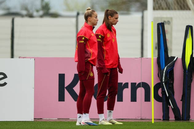 Herzogenaurach, Deutschland, 12. April 2026: Länderspielmaßnahme Vorbereitung auf das Frauen WM-Qualifikationsspiel gegen Österreich - Training in Herzogenaurach Im Bild: v.li. Giulia Gwinn (Deutschland) und Jule Brand (Deutschland) Copyright: HMBxMedia MadeleinexFantini