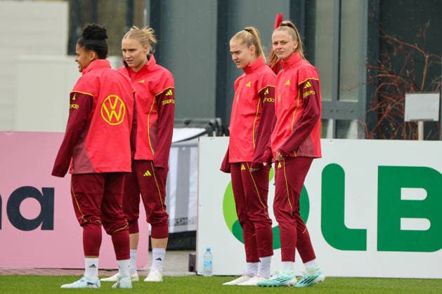 Herzogenaurach, Deutschland, 12. April 2026: Länderspielmaßnahme Vorbereitung auf das Frauen WM-Qualifikationsspiel gegen Österreich - Training in Herzogenaurach Im Bild: v.li. Shekiera Martinez (Deutschland), Jella Veit (Deutschland), Janina Minge (Deutschland) und Vivien Endemann (Deutschland) Copyright: HMBxMedia MadeleinexFantini