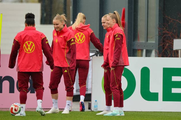 Herzogenaurach, Deutschland, 12. April 2026: Länderspielmaßnahme Vorbereitung auf das Frauen WM-Qualifikationsspiel gegen Österreich - Training in Herzogenaurach Im Bild: v.li. Shekiera Martinez (Deutschland), Jella Veit (Deutschland), Janina Minge (Deutschland) und Vivien Endemann (Deutschland) Copyright: HMBxMedia MadeleinexFantini