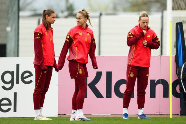 Herzogenaurach, Deutschland, 12. April 2026: Länderspielmaßnahme Vorbereitung auf das Frauen WM-Qualifikationsspiel gegen Österreich - Training in Herzogenaurach Im Bild: v.li. Jule Brand (Deutschland), Giulia Gwinn (Deutschland) und Franziska Kett (Deutschland) Copyright: HMBxMedia MadeleinexFantini