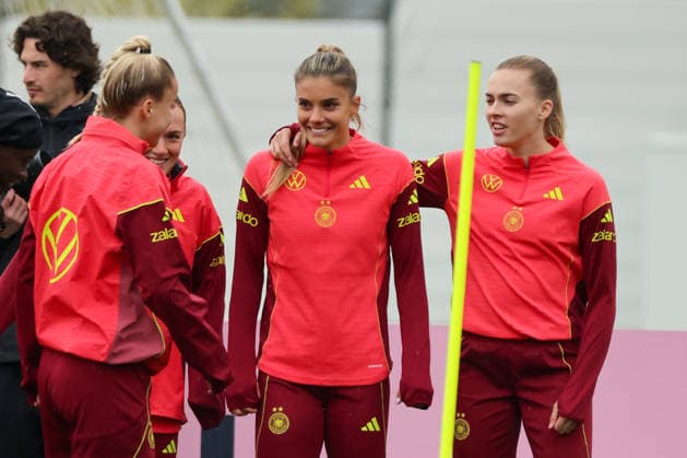 Herzogenaurach, Deutschland, 12. April 2026: Länderspielmaßnahme Vorbereitung auf das Frauen WM-Qualifikationsspiel gegen Österreich - Training in Herzogenaurach Im Bild: v.li. Giulia Gwinn (Deutschland), Selina Cerci (Deutschland) und Laura Freigang (Deutschland) Copyright: HMBxMedia MadeleinexFantini