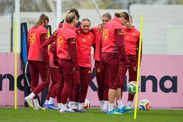 Herzogenaurach, Deutschland, 12. April 2026: Länderspielmaßnahme Vorbereitung auf das Frauen WM-Qualifikationsspiel gegen Österreich - Training in Herzogenaurach Im Bild: v.li. die Zweite Giulia Gwinn (Deutschland), Lisanne Gräwe Graewe (Deutschland), Selina Cerci (Deutschland), teilweise verdeckt im Bild, und Larissa Mühlhaus Muehlhaus (Deutschland) Copyright: HMBxMedia MadeleinexFantini