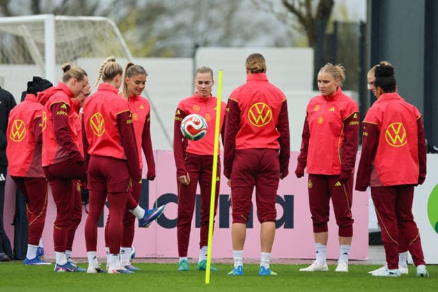Herzogenaurach, Deutschland, 12. April 2026: Länderspielmaßnahme Vorbereitung auf das Frauen WM-Qualifikationsspiel gegen Österreich - Training in Herzogenaurach Im Bild: v.li. Franziska Kett (Deutschland), Giulia Gwinn (Deutschland), Selina Cerci (Deutschland), Laura Freigang (Deutschland), Larissa Mühlhaus Muehlhaus (Deutschland), Jella Veit (Deutschland) und Shekiera Martinez (Deutschland) Copyright: HMBxMedia MadeleinexFantini