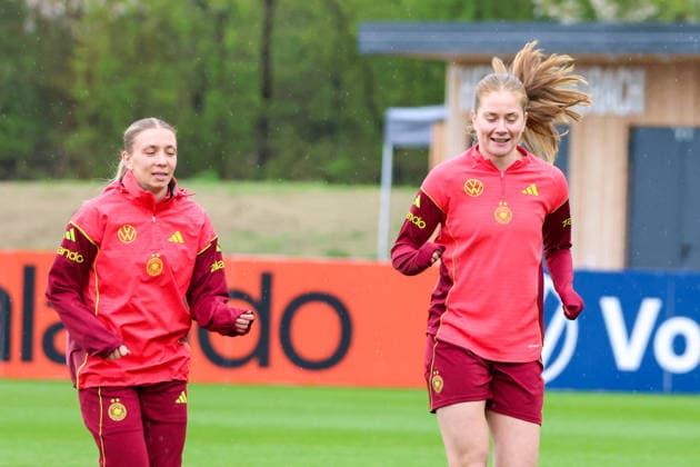 Herzogenaurach, Deutschland, 12. April 2026: Länderspielmaßnahme Vorbereitung auf das Frauen WM-Qualifikationsspiel gegen Österreich - Training in Herzogenaurach Im Bild: v.li. Elisa Senß Senss (Deutschland) und Sjoeke Nüsken Nuesken (Deutschland) Copyright: HMBxMedia MadeleinexFantini