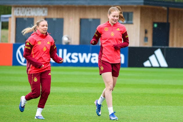 Herzogenaurach, Deutschland, 12. April 2026: Länderspielmaßnahme Vorbereitung auf das Frauen WM-Qualifikationsspiel gegen Österreich - Training in Herzogenaurach Im Bild: v.li. Elisa Senß Senss (Deutschland) und Sjoeke Nüsken Nuesken (Deutschland) Copyright: HMBxMedia MadeleinexFantini