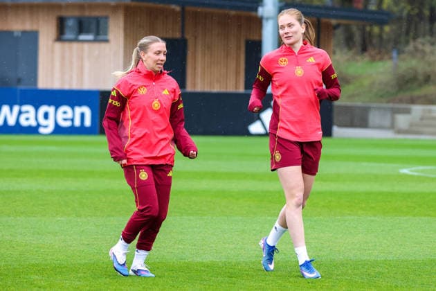 Herzogenaurach, Deutschland, 12. April 2026: Länderspielmaßnahme Vorbereitung auf das Frauen WM-Qualifikationsspiel gegen Österreich - Training in Herzogenaurach Im Bild: v.li. Elisa Senß Senss (Deutschland) und Sjoeke Nüsken Nuesken (Deutschland) Copyright: HMBxMedia MadeleinexFantini