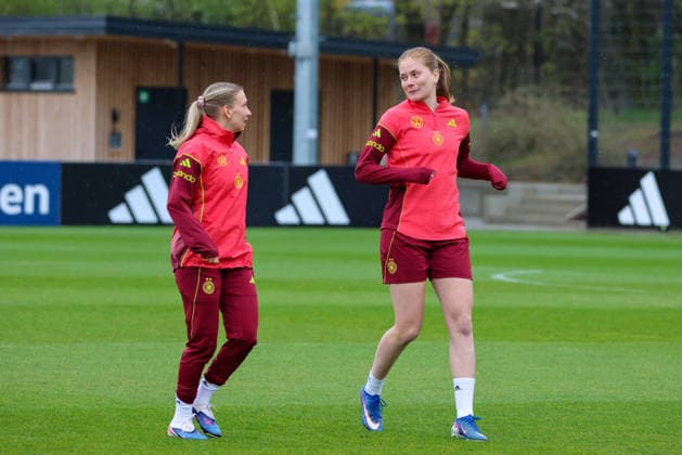 Herzogenaurach, Deutschland, 12. April 2026: Länderspielmaßnahme Vorbereitung auf das Frauen WM-Qualifikationsspiel gegen Österreich - Training in Herzogenaurach Im Bild: v.li. Elisa Senß Senss (Deutschland) und Sjoeke Nüsken Nuesken (Deutschland) Copyright: HMBxMedia MadeleinexFantini