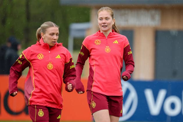 Herzogenaurach, Deutschland, 12. April 2026: Länderspielmaßnahme Vorbereitung auf das Frauen WM-Qualifikationsspiel gegen Österreich - Training in Herzogenaurach Im Bild: v.li. Elisa Senß Senss (Deutschland) und Sjoeke Nüsken Nuesken (Deutschland) Copyright: HMBxMedia MadeleinexFantini