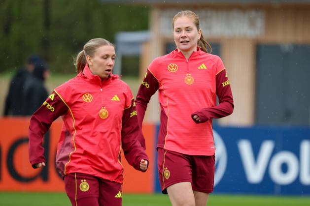 Herzogenaurach, Deutschland, 12. April 2026: Länderspielmaßnahme Vorbereitung auf das Frauen WM-Qualifikationsspiel gegen Österreich - Training in Herzogenaurach Im Bild: v.li. Elisa Senß Senss (Deutschland) und Sjoeke Nüsken Nuesken (Deutschland) Copyright: HMBxMedia MadeleinexFantini