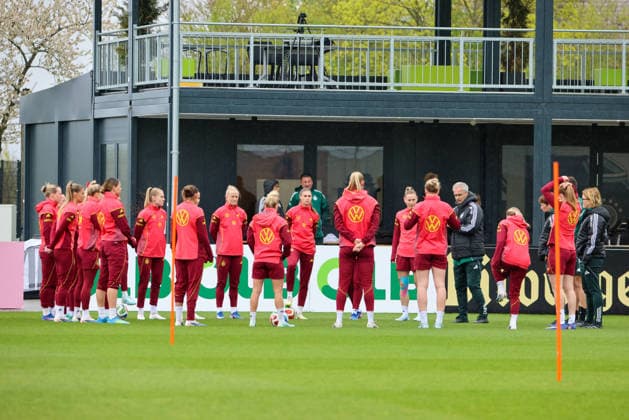 Herzogenaurach, Deutschland, 12. April 2026: Länderspielmaßnahme Vorbereitung auf das Frauen WM-Qualifikationsspiel gegen Österreich - Training in Herzogenaurach Im Bild: Die Spielerinnen der deutschen Fußballnationalmannschaft der Frauen im Mannschaftskreis zur Teambesprechung mit Bundestrainer Christian Wück Wueck (Deutschland) Copyright: HMBxMedia MadeleinexFantini