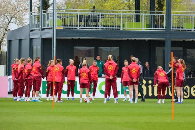 Herzogenaurach, Deutschland, 12. April 2026: Länderspielmaßnahme Vorbereitung auf das Frauen WM-Qualifikationsspiel gegen Österreich - Training in Herzogenaurach Im Bild: Die Spielerinnen der deutschen Fußballnationalmannschaft der Frauen im Mannschaftskreis zur Teambesprechung mit Bundestrainer Christian Wück Wueck (Deutschland) Copyright: HMBxMedia MadeleinexFantini