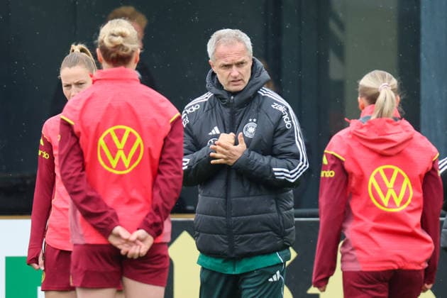 Herzogenaurach, Deutschland, 12. April 2026: Länderspielmaßnahme Vorbereitung auf das Frauen WM-Qualifikationsspiel gegen Österreich - Training in Herzogenaurach Im Bild: v.li. der Dritte Bundestrainer Christian Wück Wueck (Deutschland) Copyright: HMBxMedia MadeleinexFantini