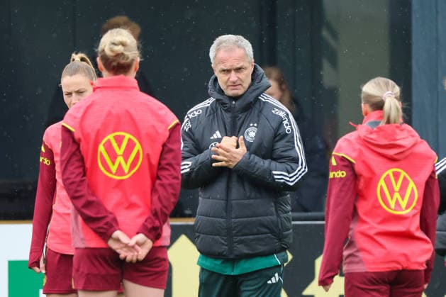 Herzogenaurach, Deutschland, 12. April 2026: Länderspielmaßnahme Vorbereitung auf das Frauen WM-Qualifikationsspiel gegen Österreich - Training in Herzogenaurach Im Bild: v.li. der Dritte Bundestrainer Christian Wück Wueck (Deutschland) Copyright: HMBxMedia MadeleinexFantini