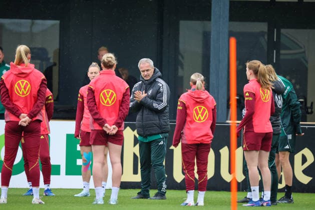 Herzogenaurach, Deutschland, 12. April 2026: Länderspielmaßnahme Vorbereitung auf das Frauen WM-Qualifikationsspiel gegen Österreich - Training in Herzogenaurach Im Bild: Die Spielerinnen der deutschen Fußballnationalmannschaft der Frauen im Mannschaftskreis zur Teambesprechung mit Bundestrainer Christian Wück Wueck (Deutschland) Copyright: HMBxMedia MadeleinexFantini