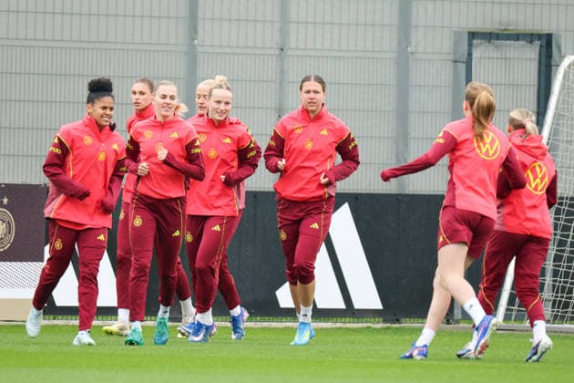 Herzogenaurach, Deutschland, 12. April 2026: Länderspielmaßnahme Vorbereitung auf das Frauen WM-Qualifikationsspiel gegen Österreich - Training in Herzogenaurach Im Bild: v.li. Shekiera Martinez (Deutschland), Jule Brand (Deutschland), Laura Freigang (Deutschland), Franziska Kett (Deutschland) und Larissa Mühlhaus Muehlhaus (Deutschland) Copyright: HMBxMedia MadeleinexFantini