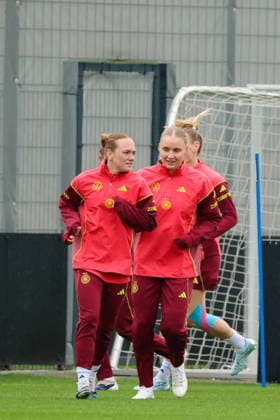 Herzogenaurach, Deutschland, 12. April 2026: Länderspielmaßnahme Vorbereitung auf das Frauen WM-Qualifikationsspiel gegen Österreich - Training in Herzogenaurach Im Bild: v.li. Lisanne Gräwe Graewe (Deutschland) und Jella Veit (Deutschland) Copyright: HMBxMedia MadeleinexFantini