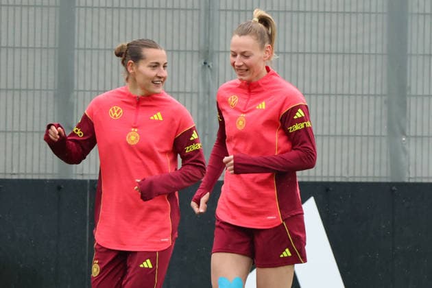 Herzogenaurach, Deutschland, 12. April 2026: Länderspielmaßnahme Vorbereitung auf das Frauen WM-Qualifikationsspiel gegen Österreich - Training in Herzogenaurach Im Bild: v.li. Carlotta Wamser (Deutschland) und Sarai Linder (Deutschland) Copyright: HMBxMedia MadeleinexFantini