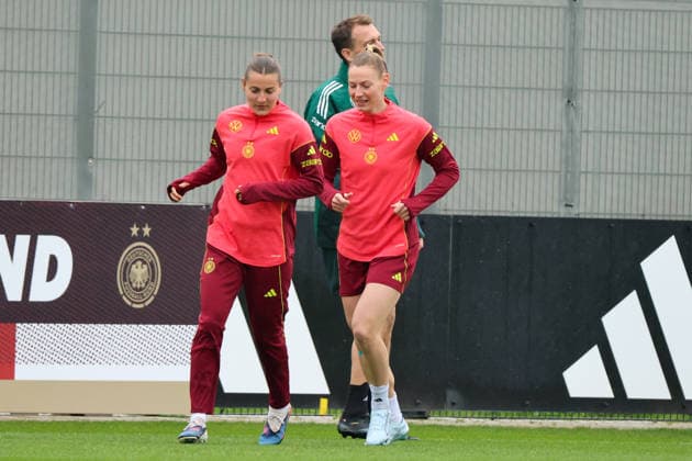 Herzogenaurach, Deutschland, 12. April 2026: Länderspielmaßnahme Vorbereitung auf das Frauen WM-Qualifikationsspiel gegen Österreich - Training in Herzogenaurach Im Bild: v.li. Carlotta Wamser (Deutschland) und Sarai Linder (Deutschland) Copyright: HMBxMedia MadeleinexFantini
