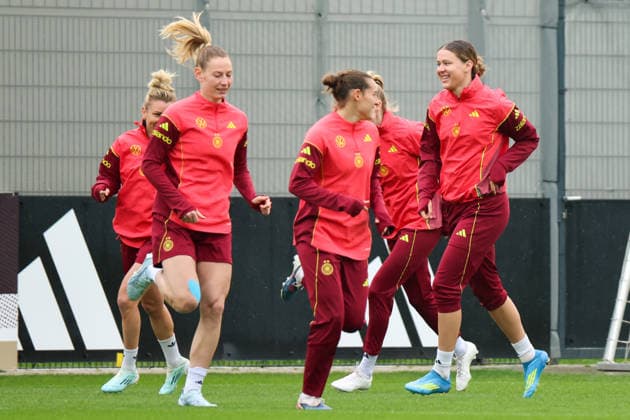 Herzogenaurach, Deutschland, 12. April 2026: Länderspielmaßnahme Vorbereitung auf das Frauen WM-Qualifikationsspiel gegen Österreich - Training in Herzogenaurach Im Bild: v.li. Sarai Linder (Deutschland), Carlotta Wamser (Deutschland) und Larissa Mühlhaus Muehlhaus (Deutschland) Copyright: HMBxMedia MadeleinexFantini