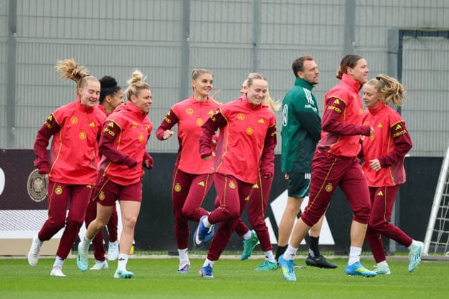 Herzogenaurach, Deutschland, 12. April 2026: Länderspielmaßnahme Vorbereitung auf das Frauen WM-Qualifikationsspiel gegen Österreich - Training in Herzogenaurach Im Bild: v.li. Janina Minge (Deutschland), Linda Dallmann (Deutschland), Selina Cerci (Deutschland), Franziska Kett (Deutschland), Athletiktrainer Julius Balsmeier (Deutschland), Larissa Mühlhaus Muehlhaus (Deutschland) und Vivien Endemann (Deutschland) Copyright: HMBxMedia MadeleinexFantini