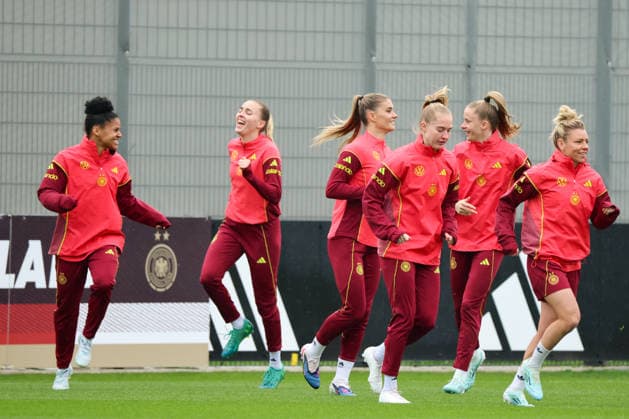 Herzogenaurach, Deutschland, 12. April 2026: Länderspielmaßnahme Vorbereitung auf das Frauen WM-Qualifikationsspiel gegen Österreich - Training in Herzogenaurach Im Bild: v.li. Shekiera Martinez (Deutschland), Laura Freigang (Deutschland), Selina Cerci (Deutschland), Janina Minge (Deutschland), Vivien Endemann (Deutschland) und Linda Dallmann (Deutschland) Copyright: HMBxMedia MadeleinexFantini